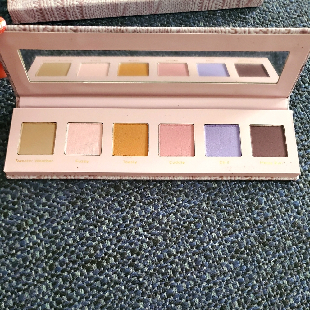 Dominique Cosmetics Sweater Eye Shadow Palete